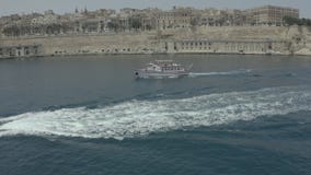 Ο κηφήνας που περιβάλλεται τακτοποιημένα γύρω από τις βάρκες, στο υπόβαθρο βλέπει Valletta, Μάλτα Παλαιός, πόλη - 4K απόθεμα βίντεο Ο κηφήνας που περιβάλλεται τακτοποιημένα γύρω από τις βάρκες, στο υπόβαθρο βλέπει Valletta, Μάλτα Παλαιός, πόλη - 4K απόθεμα βίντεο