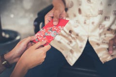 Ο κινεζικός πολιτισμός στο κινεζικό νέο έτος, άνθρωποι δίνοντας το κόκκινο ANG Pao φακέλων σε αυτό το φεστιβάλ για να παραχωρήσει στοκ φωτογραφία Ο κινεζικός πολιτισμός στο κινεζικό νέο έτος, άνθρωποι δίνοντας το κόκκινο ANG Pao φακέλων σε αυτό το φεστιβάλ για να παραχωρήσει στοκ φωτογραφία