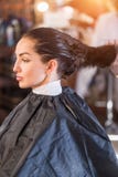 Ο κομμωτής σκουπίζει την τρίχα πελατών της με μια πετσέτα close portrait up woman στοκ εικόνες Ο κομμωτής σκουπίζει την τρίχα πελατών της με μια πετσέτα close portrait up woman στοκ εικόνες