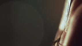 Ο κουρέας κόβει την τρίχα του πελάτη με την κινηματογράφηση σε πρώτο πλάνο ψαλιδιού Πλαίσιο Κουρέας που κτενίζει την τρίχα και τη φιλμ μικρού μήκους Ο κουρέας κόβει την τρίχα του πελάτη με την κινηματογράφηση σε πρώτο πλάνο ψαλιδιού Πλαίσιο Κουρέας που κτενίζει την τρίχα και τη φιλμ μικρού μήκους