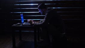 Ο κωμικός αστείος χάκερ δεσμεύει μια επίθεση cyber με ένα lap-top και ένα πυροβόλο όπλο στα χέρια του Ο κωμικός αστείος χάκερ δεσμεύει μια επίθεση cyber με ένα lap-top και ένα πυροβόλο όπλο στα χέρια του