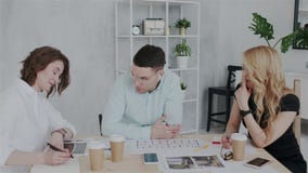 Ο κύριος ανώτερος υπάλληλος δίνει τα σημαντικά σχόλια στο σχέδιο του προγράμματος Μια ομάδα πεπειραμένων αρχιτεκτόνων που εργάζον απόθεμα βίντεο Ο κύριος ανώτερος υπάλληλος δίνει τα σημαντικά σχόλια στο σχέδιο του προγράμματος Μια ομάδα πεπειραμένων αρχιτεκτόνων που εργάζον απόθεμα βίντεο