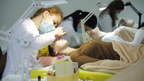 Ο κύριος των επεκτάσεων eyelash προετοιμάζεται για τη διαδικασία για την επέκταση eyelash φιλμ μικρού μήκους Ο κύριος των επεκτάσεων eyelash προετοιμάζεται για τη διαδικασία για την επέκταση eyelash φιλμ μικρού μήκους