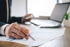 Ο λογιστής επιχειρηματιών που απασχολείται στο νέο πρόγραμμα για το φορητό προσωπικό υπολογιστή με το έγγραφο εκθέσεων και αναλύε στοκ εικόνες Ο λογιστής επιχειρηματιών που απασχολείται στο νέο πρόγραμμα για το φορητό προσωπικό υπολογιστή με το έγγραφο εκθέσεων και αναλύε στοκ εικόνες