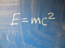 Ο μαθηματικός τύπος e=mc2 τακτοποίησε γραπτός σε έναν μπλε, σχετικά βρώμικο πίνακα κιμωλίας από την κιμωλία στοκ φωτογραφίες Ο μαθηματικός τύπος e=mc2 τακτοποίησε γραπτός σε έναν μπλε, σχετικά βρώμικο πίνακα κιμωλίας από την κιμωλία στοκ φωτογραφίες