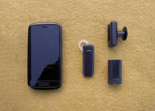 Ο Μαύρος Smartphone, bluetooth με ελεύθερα χέρια κάσκα και κάτοχοι στοκ εικόνα Ο Μαύρος Smartphone, bluetooth με ελεύθερα χέρια κάσκα και κάτοχοι στοκ εικόνα