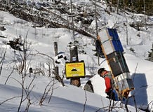 Ο μεταφορέας βουνών με ένα βαρύ φορτίο παίρνει τα αγαθά σε ένα σαλέ Στοκ Εικόνες Ο μεταφορέας βουνών με ένα βαρύ φορτίο παίρνει τα αγαθά σε ένα σαλέ Στοκ Εικόνες