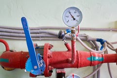 Ο μετρητής πίεσης παρουσιάζει την πίεση στο χρωματισμένο σωλήνωση κόκκινο με έναν μπλε σύρτη ανασκόπηση βιομηχανική στοκ φωτογραφία με δικαίωμα ελεύθερης χρήσης Ο μετρητής πίεσης παρουσιάζει την πίεση στο χρωματισμένο σωλήνωση κόκκινο με έναν μπλε σύρτη ανασκόπηση βιομηχανική στοκ φωτογραφία με δικαίωμα ελεύθερης χρήσης