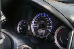 Ο μετρητής ταχύτητας είναι μετρητής εκείνη η μέτρηση και επίδειξη, κινηματογράφηση σε πρώτο πλάνο dashb στοκ φωτογραφία Ο μετρητής ταχύτητας είναι μετρητής εκείνη η μέτρηση και επίδειξη, κινηματογράφηση σε πρώτο πλάνο dashb στοκ φωτογραφία