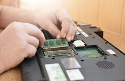 Ο μηχανικός αποκαθιστά το PC lap-top Εγκατάσταση του σκληρού υλικού κίνησης, RAM Ηλεκτρονικό κατάστημα επισκευής, ανακαίνιση τεχν στοκ εικόνες Ο μηχανικός αποκαθιστά το PC lap-top Εγκατάσταση του σκληρού υλικού κίνησης, RAM Ηλεκτρονικό κατάστημα επισκευής, ανακαίνιση τεχν στοκ εικόνες
