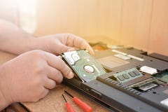 Ο μηχανικός αποκαθιστά το PC lap-top Εγκατάσταση του σκληρού υλικού κίνησης, RAM Ηλεκτρονικό κατάστημα επισκευής, ανακαίνιση τεχν στοκ φωτογραφίες με δικαίωμα ελεύθερης χρήσης Ο μηχανικός αποκαθιστά το PC lap-top Εγκατάσταση του σκληρού υλικού κίνησης, RAM Ηλεκτρονικό κατάστημα επισκευής, ανακαίνιση τεχν στοκ φωτογραφίες με δικαίωμα ελεύθερης χρήσης