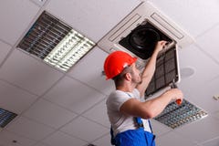 Ο μηχανικός ελέγχει τη χρησιμότητα της καλωδίωσης με τα εργαλεία διαθέσιμα στοκ φωτογραφίες με δικαίωμα ελεύθερης χρήσης Ο μηχανικός ελέγχει τη χρησιμότητα της καλωδίωσης με τα εργαλεία διαθέσιμα στοκ φωτογραφίες με δικαίωμα ελεύθερης χρήσης