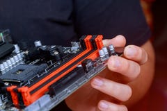 Ο μηχανικός που εγκαθιστά το RAM μνήμης στον υπολογιστή μητρικών καρτών στο εργαστήριο υπολογιστών στοκ εικόνες με δικαίωμα ελεύθερης χρήσης Ο μηχανικός που εγκαθιστά το RAM μνήμης στον υπολογιστή μητρικών καρτών στο εργαστήριο υπολογιστών στοκ εικόνες με δικαίωμα ελεύθερης χρήσης