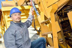 Ο μηχανικός πρέπει να διαχειριστεί το γερανό στοκ εικόνα Ο μηχανικός πρέπει να διαχειριστεί το γερανό στοκ εικόνα