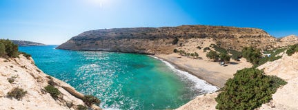 Ο μικρός απομονωμένος κόλπος Vathi, στην Κρήτη, με την αμμώδη παραλία και μερικά τυχερά τροχόσπιτα Στοκ Φωτογραφία Ο μικρός απομονωμένος κόλπος Vathi, στην Κρήτη, με την αμμώδη παραλία και μερικά τυχερά τροχόσπιτα Στοκ Φωτογραφία