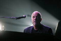 Ο Μπίλι Joel αποδίδει στη συναυλία στοκ φωτογραφία Ο Μπίλι Joel αποδίδει στη συναυλία στοκ φωτογραφία