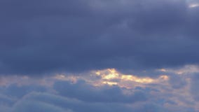 Ο μπλε ουρανός βραδιού, αυξομειούμενα χνουδωτά σύννεφα ορμά γρήγορα προηγούμενο 4K Timelapse Υπερβολικό HD απόθεμα βίντεο Ο μπλε ουρανός βραδιού, αυξομειούμενα χνουδωτά σύννεφα ορμά γρήγορα προηγούμενο 4K Timelapse Υπερβολικό HD απόθεμα βίντεο