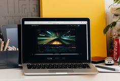 Ο νέος αμφιβληστροειδής του MacBook Pro με τελικό φραγμών αφής έκοψε υπέρ Στοκ φωτογραφία με δικαίωμα ελεύθερης χρήσης Ο νέος αμφιβληστροειδής του MacBook Pro με τελικό φραγμών αφής έκοψε υπέρ Στοκ φωτογραφία με δικαίωμα ελεύθερης χρήσης