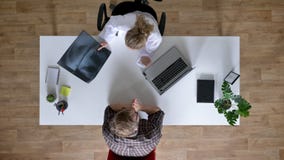Ο νέος γιατρός γυναικών παρουσιάζει των ακτίνων X ανίχνευση στους ασθενείς και εξηγεί την ασθένεια, άνδρας στο γιατρό, ιατρική έν απόθεμα βίντεο Ο νέος γιατρός γυναικών παρουσιάζει των ακτίνων X ανίχνευση στους ασθενείς και εξηγεί την ασθένεια, άνδρας στο γιατρό, ιατρική έν απόθεμα βίντεο