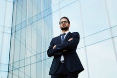 Ο νέος επιτυχής διευθυντής περιμένει το συνεργάτη του στην οδό μπροστά από το κτίριο γραφείων Στοκ εικόνα με δικαίωμα ελεύθερης χρήσης Ο νέος επιτυχής διευθυντής περιμένει το συνεργάτη του στην οδό μπροστά από το κτίριο γραφείων Στοκ εικόνα με δικαίωμα ελεύθερης χρήσης