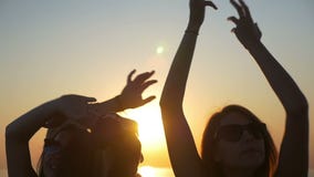Ο νέος ευτυχής κυματισμός εφήβων τους παραδίδει τον αέρα στο ηλιοβασίλεμα φιλμ μικρού μήκους Ο νέος ευτυχής κυματισμός εφήβων τους παραδίδει τον αέρα στο ηλιοβασίλεμα φιλμ μικρού μήκους