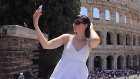 Ο νέος καυκάσιος τουρίστας γυναικών κάνει selfie στην όμορφη άποψη της ευρωπαϊκής αρχαίας πόλης με το κινητό έξυπνο τηλέφωνο απόθεμα βίντεο Ο νέος καυκάσιος τουρίστας γυναικών κάνει selfie στην όμορφη άποψη της ευρωπαϊκής αρχαίας πόλης με το κινητό έξυπνο τηλέφωνο απόθεμα βίντεο