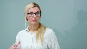 Ο νέος ψυχολόγος γυναικών στα γυαλιά μιλά συναισθηματικά με τον πελάτ απόθεμα βίντεο Ο νέος ψυχολόγος γυναικών στα γυαλιά μιλά συναισθηματικά με τον πελάτ απόθεμα βίντεο
