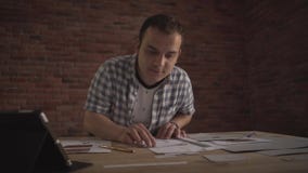 Ο νεαρός άνδρας που εργάζεται προσεκτικά προσεκτικά επικεντρώθηκε στη μικρή λεπτομέρεια του επιχειρησιακού προγράμματος γραφικής απόθεμα βίντεο Ο νεαρός άνδρας που εργάζεται προσεκτικά προσεκτικά επικεντρώθηκε στη μικρή λεπτομέρεια του επιχειρησιακού προγράμματος γραφικής απόθεμα βίντεο