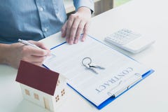 Ο νεαρός άνδρας ήταν έτοιμος να εγκρίνει τα χρήματα για να νοικιάσει ένα σπίτι και ένα αυτοκίνητο στοκ εικόνα Ο νεαρός άνδρας ήταν έτοιμος να εγκρίνει τα χρήματα για να νοικιάσει ένα σπίτι και ένα αυτοκίνητο στοκ εικόνα