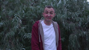 Ο νεαρός άνδρας με το σύνολο προσώπου των σημαδιών κραγιόν των φιλιών γελά, ευτυχές πρόσωπο απόθεμα βίντεο Ο νεαρός άνδρας με το σύνολο προσώπου των σημαδιών κραγιόν των φιλιών γελά, ευτυχές πρόσωπο απόθεμα βίντεο