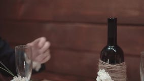 Ο νεαρός άνδρας παίρνει ένα μπουκάλι του κρασιού από έναν πίνακα, κινηματογράφηση σε πρώτο πλάνο, σε αργή κίνηση φιλμ μικρού μήκους Ο νεαρός άνδρας παίρνει ένα μπουκάλι του κρασιού από έναν πίνακα, κινηματογράφηση σε πρώτο πλάνο, σε αργή κίνηση φιλμ μικρού μήκους
