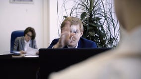 Ο νεαρός άνδρας ρίχνει τα τσαλακωμένα έγγραφα Ο νέος εργαζόμενος επικοινωνεί και είναι άτακτος, ρίχνοντας τη σφαίρα εγγράφου στο απόθεμα βίντεο Ο νεαρός άνδρας ρίχνει τα τσαλακωμένα έγγραφα Ο νέος εργαζόμενος επικοινωνεί και είναι άτακτος, ρίχνοντας τη σφαίρα εγγράφου στο απόθεμα βίντεο