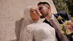 Ο νεαρός άνδρας φιλά αγαπημένο του υπέροχα και tenderly Πολύ συμπαθητικός πυροβολισμός Το κορίτσι έκλεισε τα μάτια της με την ευχ φιλμ μικρού μήκους Ο νεαρός άνδρας φιλά αγαπημένο του υπέροχα και tenderly Πολύ συμπαθητικός πυροβολισμός Το κορίτσι έκλεισε τα μάτια της με την ευχ φιλμ μικρού μήκους