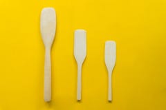 Ο ξύλινος Turner Απομονωμένο μαγειρεύοντας spatula με το κίτρινο υπόβαθρο στοκ εικόνες Ο ξύλινος Turner Απομονωμένο μαγειρεύοντας spatula με το κίτρινο υπόβαθρο στοκ εικόνες