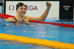 Ο ολυμπιακός πρωτοπόρος Katie Ledecky των ΗΠΑ γιορτάζει τη νίκη στην ελεύθερη κολύμβηση των γυναικών 800m του Ρίο 2016 Ολυμπιακοί στοκ εικόνες Ο ολυμπιακός πρωτοπόρος Katie Ledecky των ΗΠΑ γιορτάζει τη νίκη στην ελεύθερη κολύμβηση των γυναικών 800m του Ρίο 2016 Ολυμπιακοί στοκ εικόνες
