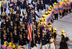 Ο ολυμπιακός πρωτοπόρος Michael Phelps που φέρνει τις Ηνωμένες Πολιτείες σημαιοστολίζει την οδήγηση ολυμπιακής ομάδα ΗΠΑ στη τελε στοκ φωτογραφίες Ο ολυμπιακός πρωτοπόρος Michael Phelps που φέρνει τις Ηνωμένες Πολιτείες σημαιοστολίζει την οδήγηση ολυμπιακής ομάδα ΗΠΑ στη τελε στοκ φωτογραφίες