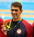 Ο ολυμπιακός πρωτοπόρος Michael Phelps των Ηνωμένων Πολιτειών γιορτάζει τη νίκη ηλεκτρονόμος σύμφυρματος ατόμων ` s 4x100m του Ρί στοκ φωτογραφία με δικαίωμα ελεύθερης χρήσης Ο ολυμπιακός πρωτοπόρος Michael Phelps των Ηνωμένων Πολιτειών γιορτάζει τη νίκη ηλεκτρονόμος σύμφυρματος ατόμων ` s 4x100m του Ρί στοκ φωτογραφία με δικαίωμα ελεύθερης χρήσης