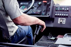 Ο οδηγός λεωφορείου μεταστρέφει την ταχύτητα Επαγγελματικό όχημα management_ στοκ εικόνα Ο οδηγός λεωφορείου μεταστρέφει την ταχύτητα Επαγγελματικό όχημα management_ στοκ εικόνα