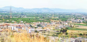 Ο οδοιπόρος γυναικών κάθεται πάνω από ένα βουνό και χαλαρώνει τρώγοντας ένα μήλο στοκ φωτογραφία Ο οδοιπόρος γυναικών κάθεται πάνω από ένα βουνό και χαλαρώνει τρώγοντας ένα μήλο στοκ φωτογραφία