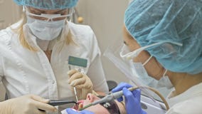 Ο οδοντίατρος θεραπεύει τον ασθενή στο σύγχρονο οδοντικό γραφείο Εργασίες Orthodontist με έναν βοηθό Σε λειτουργία, ο εγκιβωτισμό απόθεμα βίντεο Ο οδοντίατρος θεραπεύει τον ασθενή στο σύγχρονο οδοντικό γραφείο Εργασίες Orthodontist με έναν βοηθό Σε λειτουργία, ο εγκιβωτισμό απόθεμα βίντεο