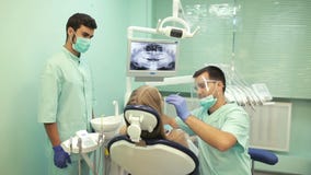 Οδοντίατρος που χρησιμοποιεί τον οδοντικό θεραπεύοντας UV λαμπτήρα στα δόντια του ασθενή απόθεμα βίντεο Οδοντίατρος που χρησιμοποιεί τον οδοντικό θεραπεύοντας UV λαμπτήρα στα δόντια του ασθενή απόθεμα βίντεο