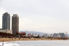 Ο ορίζοντας της Βαρκελώνης με τη θάλασσα, την παραλία και τα σύγχρονα κτήρια στοκ φωτογραφίες με δικαίωμα ελεύθερης χρήσης Ο ορίζοντας της Βαρκελώνης με τη θάλασσα, την παραλία και τα σύγχρονα κτήρια στοκ φωτογραφίες με δικαίωμα ελεύθερης χρήσης
