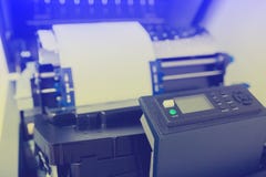 Ο πίνακας ελέγχου του εκτυπωτή γραμμών ή ο μεγάλος εκτυπωτής σημείων για την εργασία του πίσω γραφείου υποβάλλει έκθεση στοκ εικόνα με δικαίωμα ελεύθερης χρήσης Ο πίνακας ελέγχου του εκτυπωτή γραμμών ή ο μεγάλος εκτυπωτής σημείων για την εργασία του πίσω γραφείου υποβάλλει έκθεση στοκ εικόνα με δικαίωμα ελεύθερης χρήσης