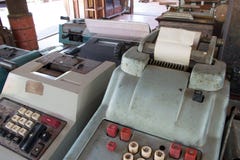 Ο παλαιός παλαιός κατάλογος μετρητών, οι μηχανές προσθήκης ή η αντίκα υπολογίζουν στοκ φωτογραφία με δικαίωμα ελεύθερης χρήσης Ο παλαιός παλαιός κατάλογος μετρητών, οι μηχανές προσθήκης ή η αντίκα υπολογίζουν στοκ φωτογραφία με δικαίωμα ελεύθερης χρήσης