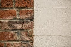 Ο παλαιός τουβλότοιχος αντιπαλήθηκε τον άσπρο τοίχο στοκ εικόνα Ο παλαιός τουβλότοιχος αντιπαλήθηκε τον άσπρο τοίχο στοκ εικόνα