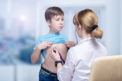 Ο παιδίατρος εξετάζει ένα εφηβικό παιδί σε έναν διορισμό στοκ φωτογραφίες Ο παιδίατρος εξετάζει ένα εφηβικό παιδί σε έναν διορισμό στοκ φωτογραφίες
