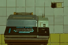 Ο παλαιός τηλέγραφος Οι αρχαίες τεχνολογικές συσκευές για το στρατιωτικό και πολιτικό σκοπό στοκ εικόνες με δικαίωμα ελεύθερης χρήσης Ο παλαιός τηλέγραφος Οι αρχαίες τεχνολογικές συσκευές για το στρατιωτικό και πολιτικό σκοπό στοκ εικόνες με δικαίωμα ελεύθερης χρήσης
