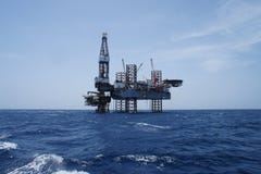 Ο παράκτιος Jack επάνω στην εγκατάσταση γεώτρησης γεώτρησης πετρελαίου στοκ εικόνα Ο παράκτιος Jack επάνω στην εγκατάσταση γεώτρησης γεώτρησης πετρελαίου στοκ εικόνα