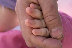 Ο πατέρας κρατά το χέρι του νεογέννητου μωρού της, αγάπη έννοιας στοκ εικόνα με δικαίωμα ελεύθερης χρήσης Ο πατέρας κρατά το χέρι του νεογέννητου μωρού της, αγάπη έννοιας στοκ εικόνα με δικαίωμα ελεύθερης χρήσης
