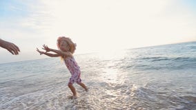 Ο πατέρας παίρνει την κόρη του κοντά στη θάλασσα σε αργό Ο πατέρας παίρνει την κόρη του κοντά στη θάλασσα σε αργό